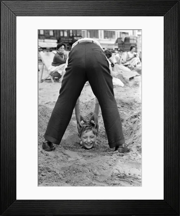 Framed Print : Seaside scenes in Scarborough, North Yorkshire. 31st August 1958 Framed Print : Seaside scenes in Scarborough, North Yorkshire. 31st August 1958