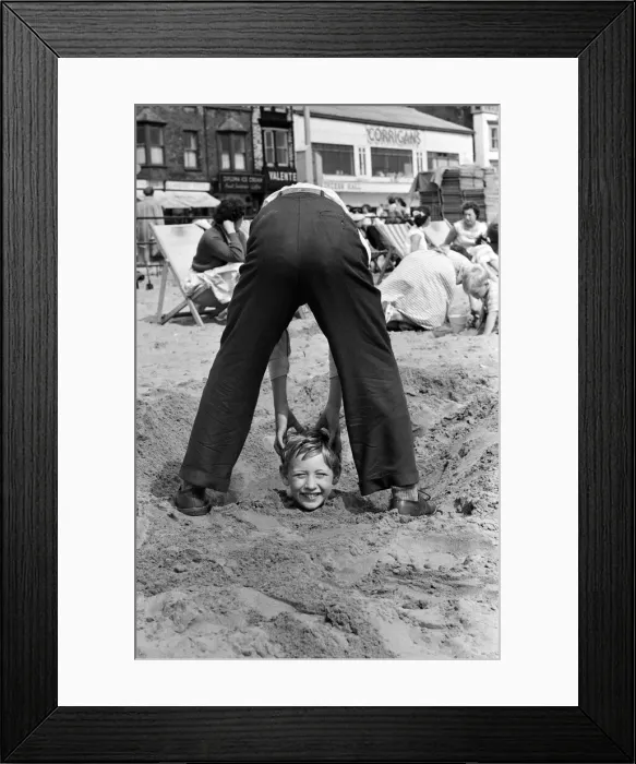 Framed Print : Seaside scenes in Scarborough, North Yorkshire. 31st August 1958 Framed Print : Seaside scenes in Scarborough, North Yorkshire. 31st August 1958