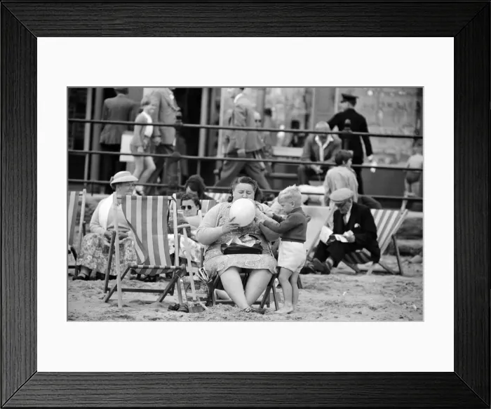 Framed Print : Seaside scenes in Scarborough, North Yorkshire. 31st August 1958 Framed Print : Seaside scenes in Scarborough, North Yorkshire. 31st August 1958