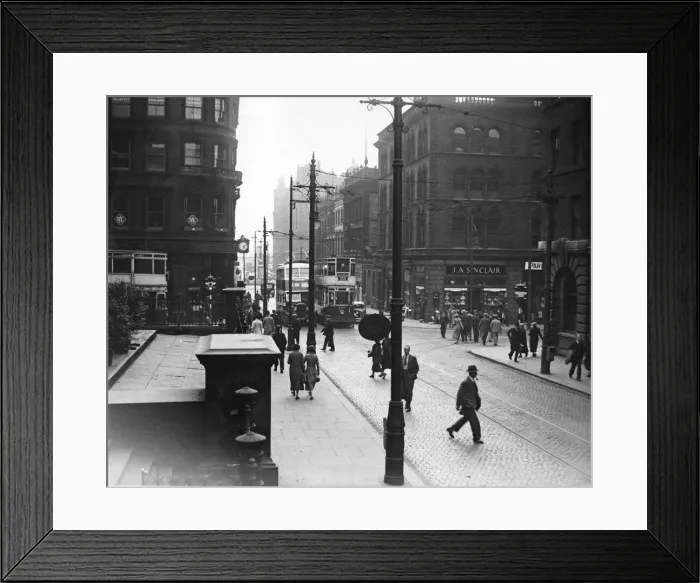 Framed Print : A 5pm late afternoon rush hour scene in a busy Moseley Street, Manchester, England Framed Print : A 5pm late afternoon rush hour scene in a busy Moseley Street, Manchester, England