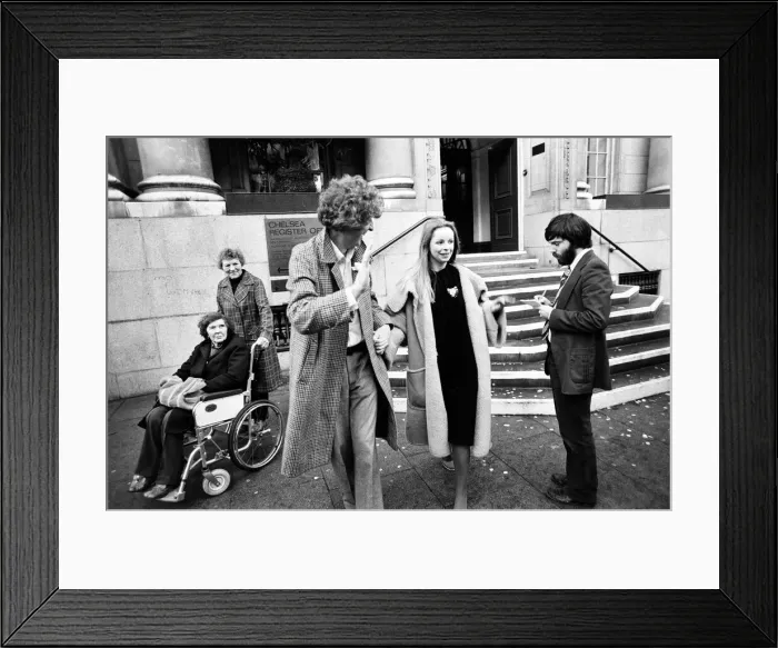 Framed Print : Tom Baker weds Lalla Ward at Chelsea Registry Office. 13th December 1980