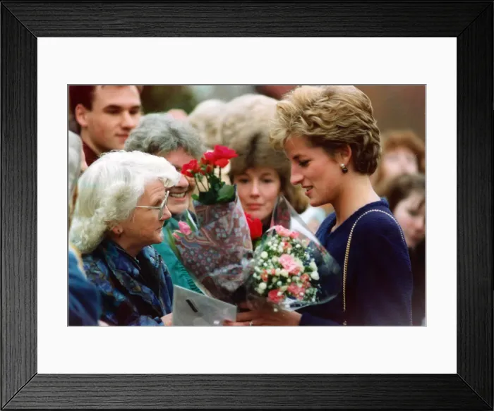 Framed Print : Princess Diana, HRH The Princess of Wales, greets well-wishers during her visit to Framed Print : Princess Diana, HRH The Princess of Wales, greets well-wishers during her visit to