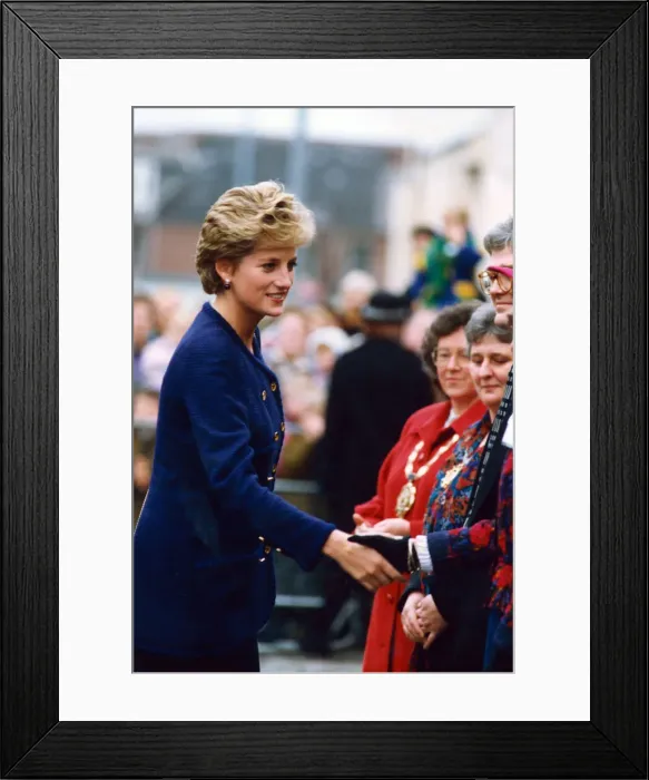 Framed Print : Princess Diana, HRH The Princess of Wales, greets well-wishers during her visit to Framed Print : Princess Diana, HRH The Princess of Wales, greets well-wishers during her visit to