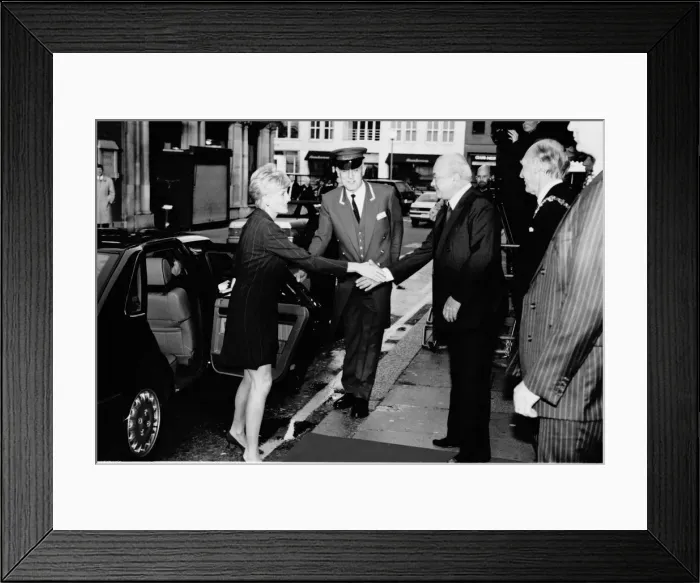Framed Print : Princess Diana, HRH The Princess of Wales, meets Mr Mohamed Al Fayed at Harrods for a