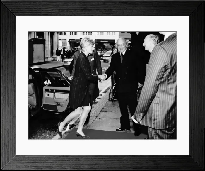 Framed Print : Princess Diana, HRH The Princess of Wales, meets Mr Mohamed Al Fayed at Harrods for a Framed Print : Princess Diana, HRH The Princess of Wales, meets Mr Mohamed Al Fayed at Harrods for a