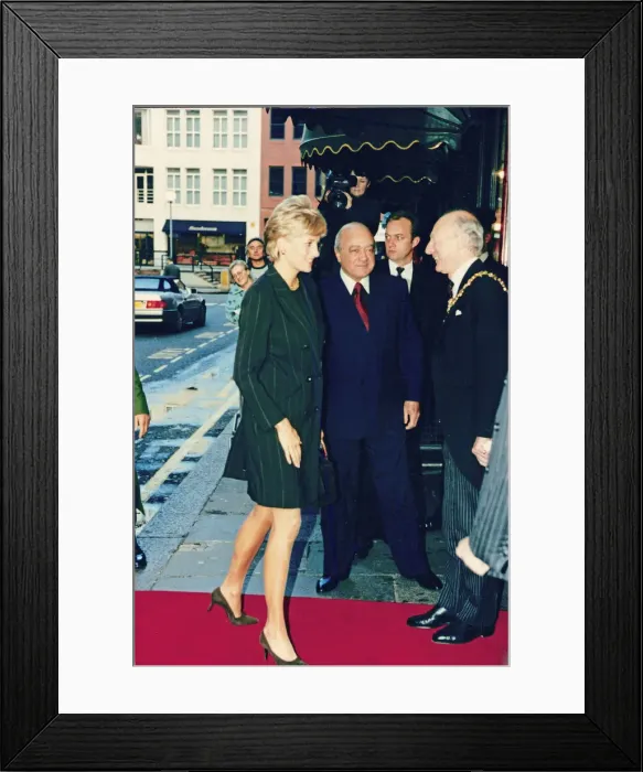 Framed Print : Princess Diana, HRH The Princess of Wales, meets Mr Mohamed Al Fayed at Harrods for a Framed Print : Princess Diana, HRH The Princess of Wales, meets Mr Mohamed Al Fayed at Harrods for a