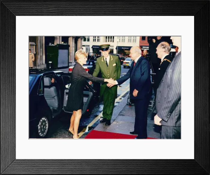 Framed Print : Princess Diana, HRH The Princess of Wales, meets Mr Mohamed Al Fayed at Harrods for a Framed Print : Princess Diana, HRH The Princess of Wales, meets Mr Mohamed Al Fayed at Harrods for a