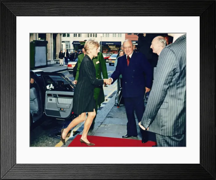 Framed Print : Princess Diana, HRH The Princess of Wales, meets Mr Mohamed Al Fayed at Harrods for a Framed Print : Princess Diana, HRH The Princess of Wales, meets Mr Mohamed Al Fayed at Harrods for a
