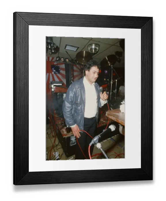 Framed Print : New World snooker champion Joe Johnson celebrates his title success with his wife Terryll Framed Print : New World snooker champion Joe Johnson celebrates his title success with his wife Terryll