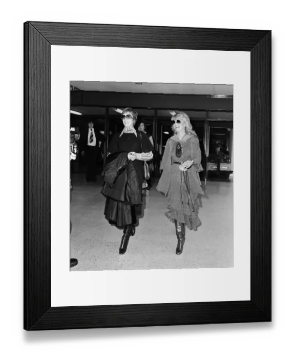 Framed Print : Julie Andrews and Dyan Cannon flew into Heathrow together after a chance meeting aboard a