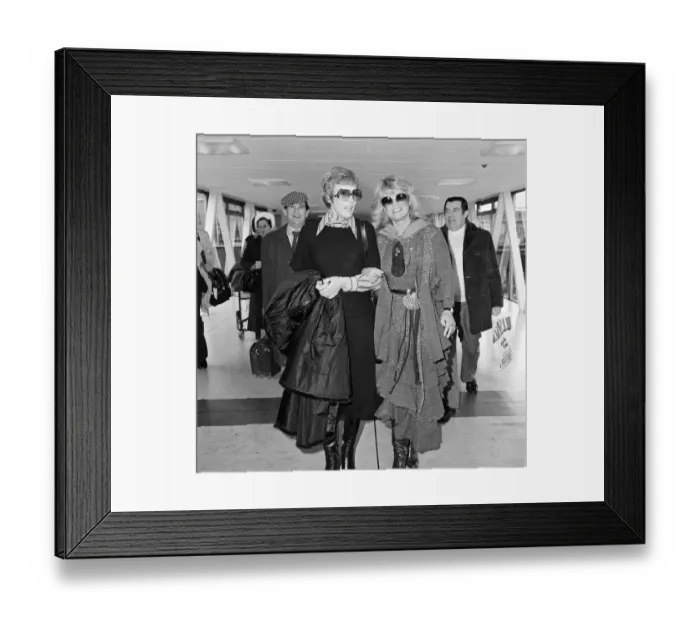 Framed Print : Julie Andrews and Dyan Cannon flew into Heathrow together after a chance meeting aboard a