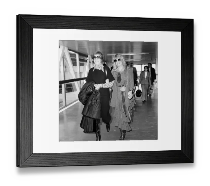Framed Print : Julie Andrews and Dyan Cannon flew into Heathrow together after a chance meeting aboard a