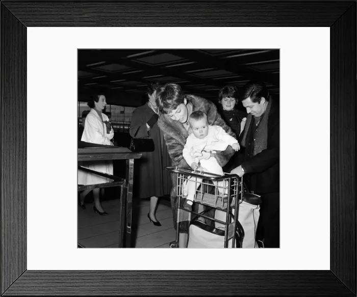 Framed Print : Julie Andrews and her daughter Emma leave London Airport for New York