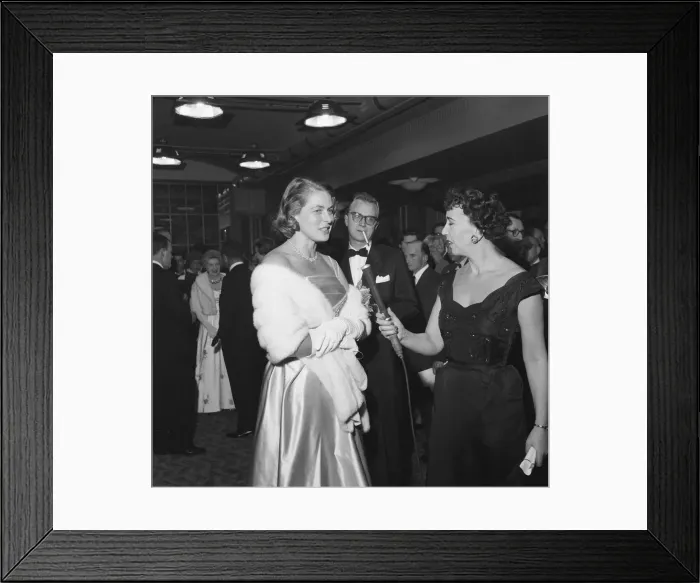 Framed Print : The Inn of the Sixth Happiness, film premiere at The Odeon, Leicester Square, London