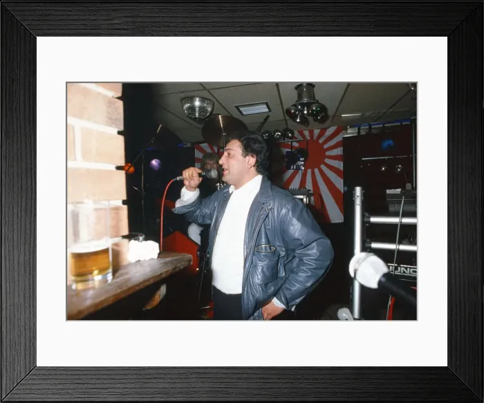 Framed Print : New World snooker champion Joe Johnson celebrates his title success with his wife Terryll Framed Print : New World snooker champion Joe Johnson celebrates his title success with his wife Terryll