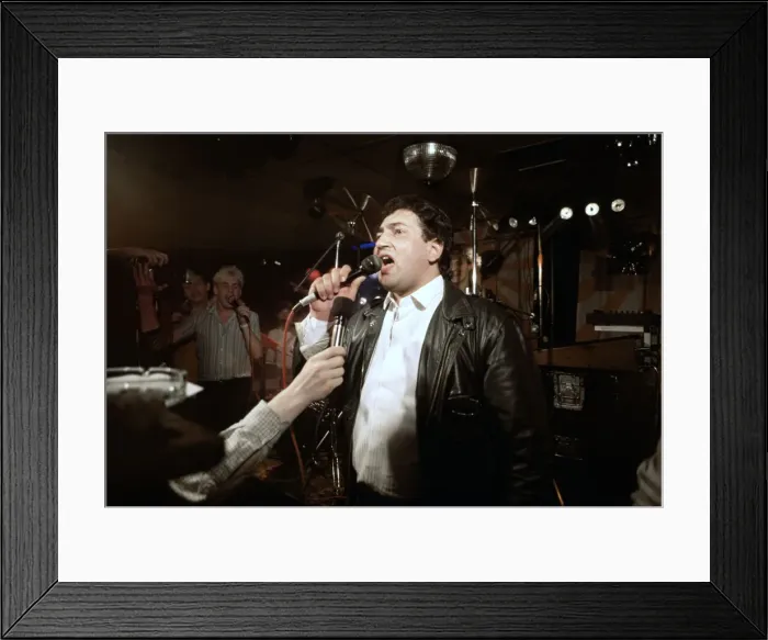 Framed Print : New World snooker champion Joe Johnson celebrates his title success with his wife Terryll