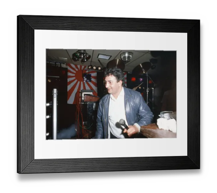 Framed Print : New World snooker champion Joe Johnson celebrates his title success with his wife Terryll Framed Print : New World snooker champion Joe Johnson celebrates his title success with his wife Terryll