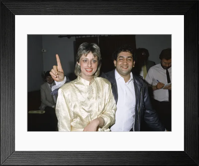 Framed Print : New World snooker champion Joe Johnson celebrates his title success with his wife Terryll