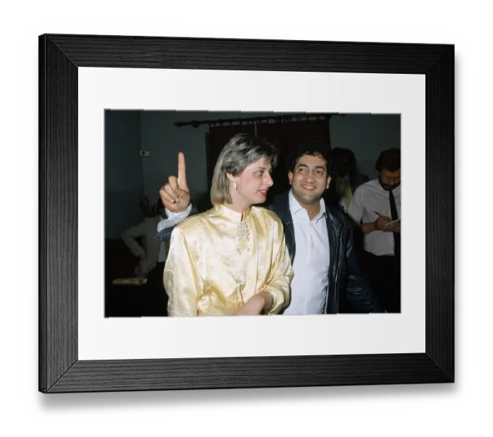 Framed Print : New World snooker champion Joe Johnson celebrates his title success with his wife Terryll