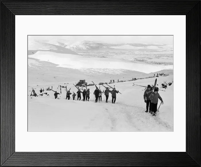 Framed Print : Skiers in the Cairngorms, a mountain range in the eastern Highlands of Scotland Framed Print : Skiers in the Cairngorms, a mountain range in the eastern Highlands of Scotland