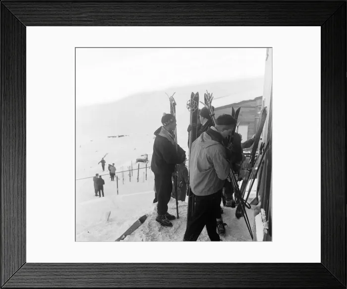 Framed Print : Skiers in the Cairngorms, a mountain range in the eastern Highlands of Scotland