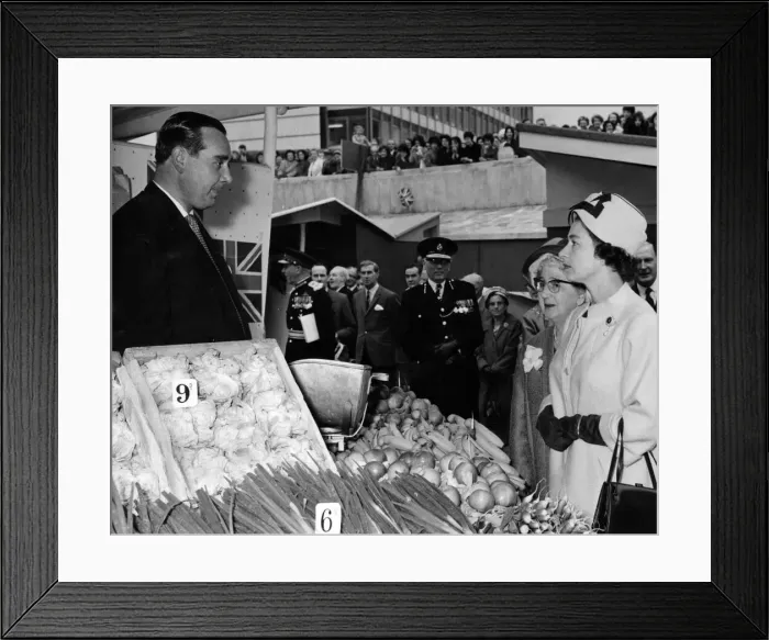Framed Print : Queen Elizabeth II talks to Mr J Hand at his vegetable stall at the Bull Ring Framed Print : Queen Elizabeth II talks to Mr J Hand at his vegetable stall at the Bull Ring