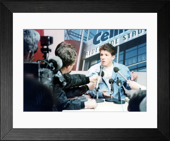 Framed Print : Middlesbrough player Juninho talks to the press after signing for the club for a second Framed Print : Middlesbrough player Juninho talks to the press after signing for the club for a second