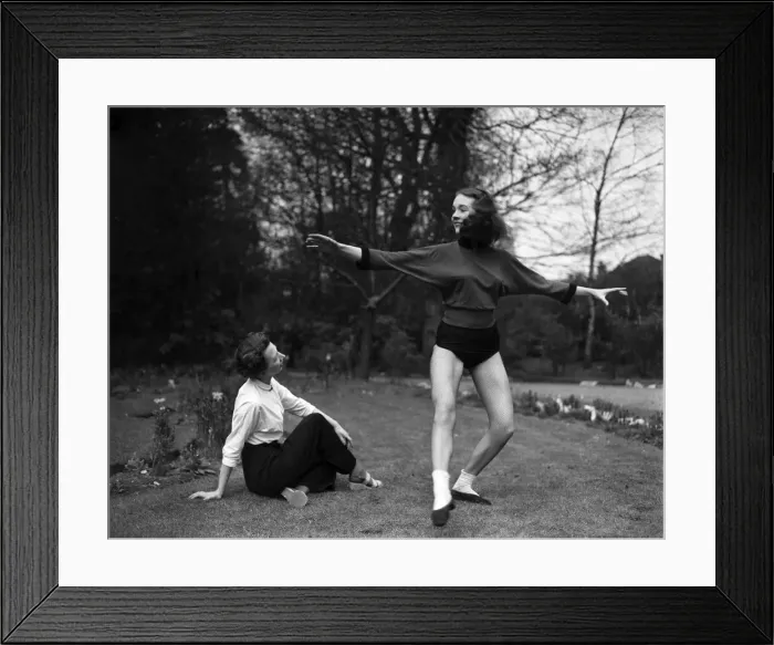 Framed Print : Actress Julie Andrews learning to Ballet dance. 12th April 1954 Framed Print : Actress Julie Andrews learning to Ballet dance. 12th April 1954