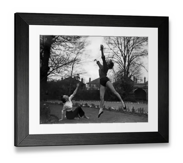 Framed Print : Actress Julie Andrews learning to Ballet dance. 12th April 1954 Framed Print : Actress Julie Andrews learning to Ballet dance. 12th April 1954