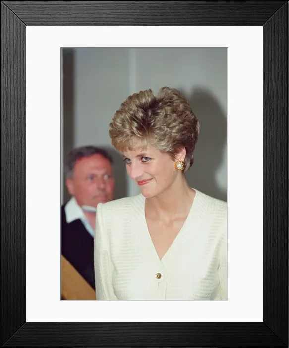 Framed Print : HRH The Princess of Wales, Princess Diana, visits Papworth Hospital, Cambridge Framed Print : HRH The Princess of Wales, Princess Diana, visits Papworth Hospital, Cambridge