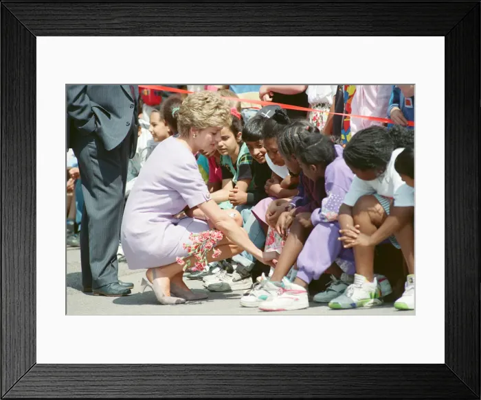Framed Print : HRH The Princess of Wales, Princess Diana, meets the students Framed Print : HRH The Princess of Wales, Princess Diana, meets the students