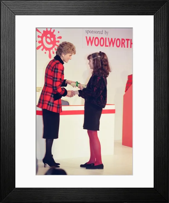 Framed Print : HRH The Princess of Wales, Princess Diana, attends and presents awards at the Barnado