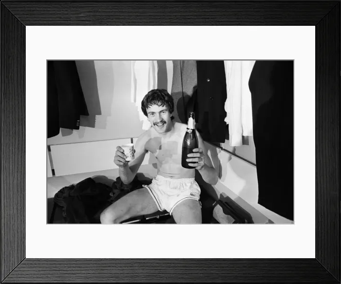 Framed Print : Everton clinched the league title for the eighth time in their history with a 2-0 win Framed Print : Everton clinched the league title for the eighth time in their history with a 2-0 win