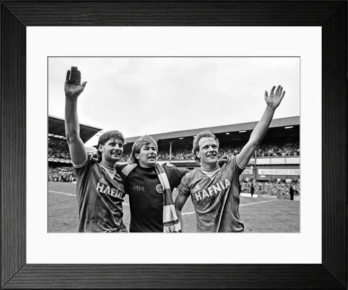 Framed Print : Everton clinched the league title for the eighth time in their history with a 2-0 win Framed Print : Everton clinched the league title for the eighth time in their history with a 2-0 win