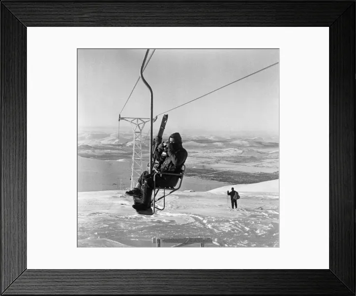 Framed Print : Skiers in the Cairngorms, a mountain range in the eastern Highlands of Scotland