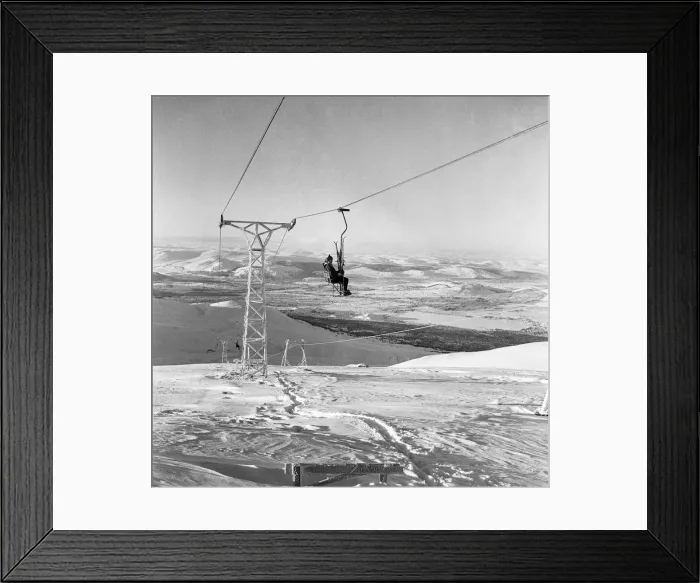 Framed Print : Skiers in the Cairngorms, a mountain range in the eastern Highlands of Scotland
