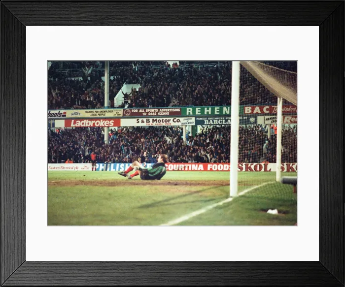 Framed Print : West Ham 2 -3 Sunderland, FA Cup 5th round replay match, held at Upton Park Framed Print : West Ham 2 -3 Sunderland, FA Cup 5th round replay match, held at Upton Park