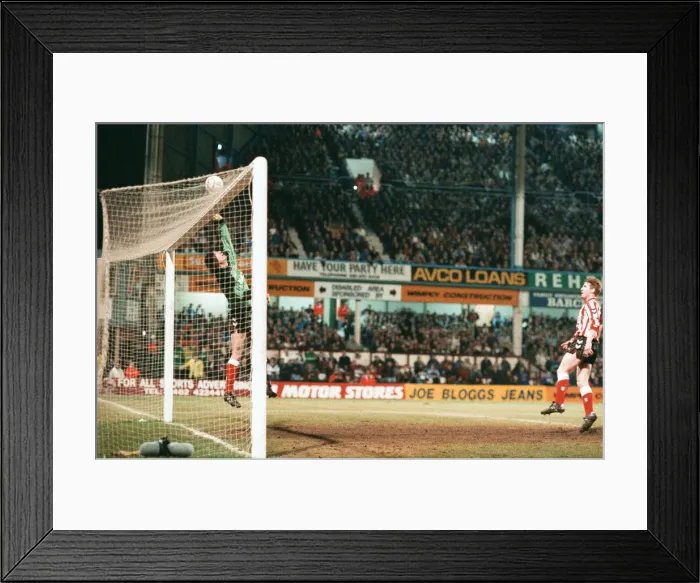 Framed Print : West Ham 2 -3 Sunderland, FA Cup 5th round replay match, held at Upton Park Framed Print : West Ham 2 -3 Sunderland, FA Cup 5th round replay match, held at Upton Park