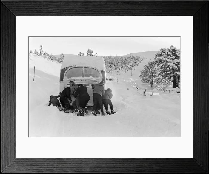 Framed Print : Skiers in the Cairngorms, a mountain range in the eastern Highlands of Scotland Framed Print : Skiers in the Cairngorms, a mountain range in the eastern Highlands of Scotland