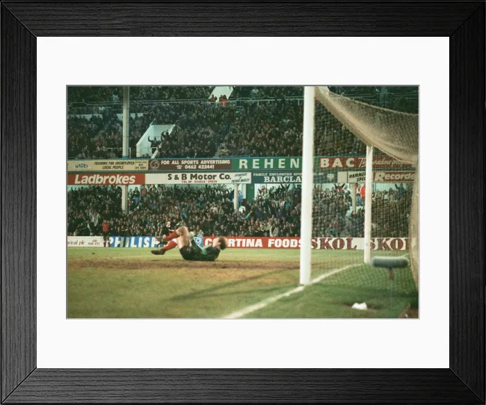 Framed Print : West Ham 2 -3 Sunderland, FA Cup 5th round replay match, held at Upton Park Framed Print : West Ham 2 -3 Sunderland, FA Cup 5th round replay match, held at Upton Park