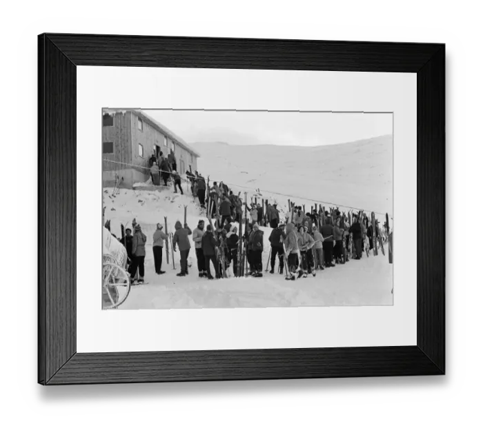 Framed Print : Skiers in the Cairngorms, a mountain range in the eastern Highlands of Scotland