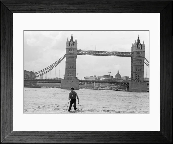 Framed Print : Transglobe expedition leader Sir Ranulph Fiennes walks across the River Thames near Tower