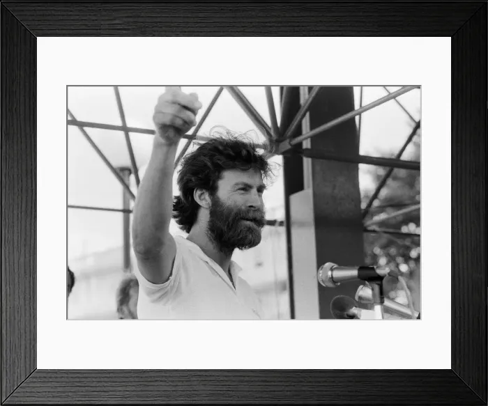 Framed Print : The Transglobe Expedition returns home, pictured, Sir Ranulph Fiennes on their arrival