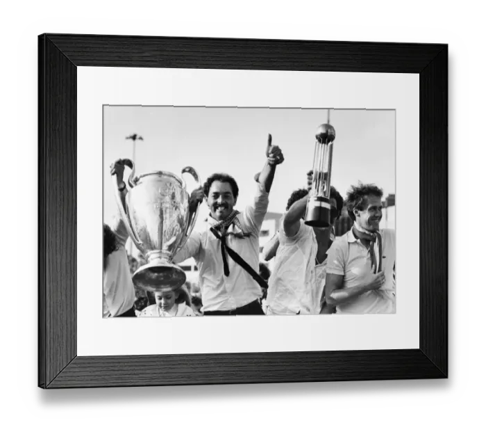 Framed Print : Liverpool goalkeeper Bruce Grobbelaar holds aloft the European Cup trophy as Granme