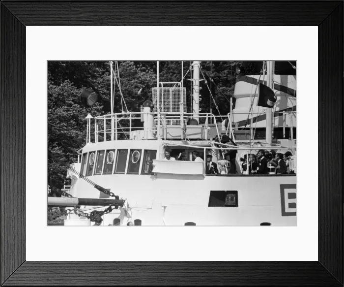 Framed Print : The Transglobe Expedition returns home, pictured arriving at Greenwich