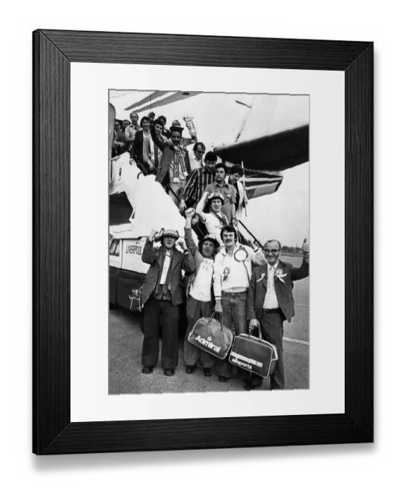 Framed Print : Enthusiastic Liverpool fans arrive back at Speke Airport from Rome after watching their Framed Print : Enthusiastic Liverpool fans arrive back at Speke Airport from Rome after watching their