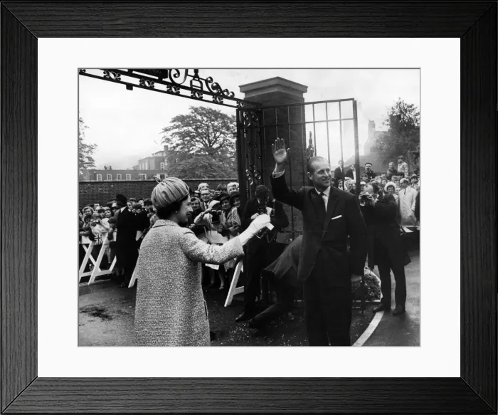 Framed Print : The Queen and the Duke of Edinburgh waving gogdbye to the boys Framed Print : The Queen and the Duke of Edinburgh waving gogdbye to the boys