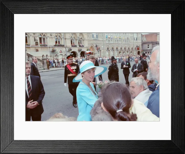 Framed Print : HRH The Princess of Wales, Princess Diana, visits Winchester Cathedral in Hampshire Framed Print : HRH The Princess of Wales, Princess Diana, visits Winchester Cathedral in Hampshire