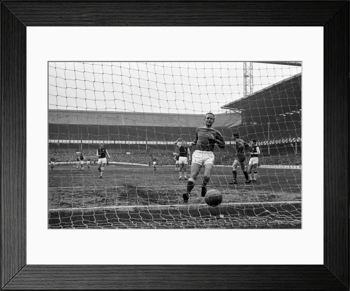 Framed Print : Everton v Aston Villa, League Division One, final score 3-1 to Everton