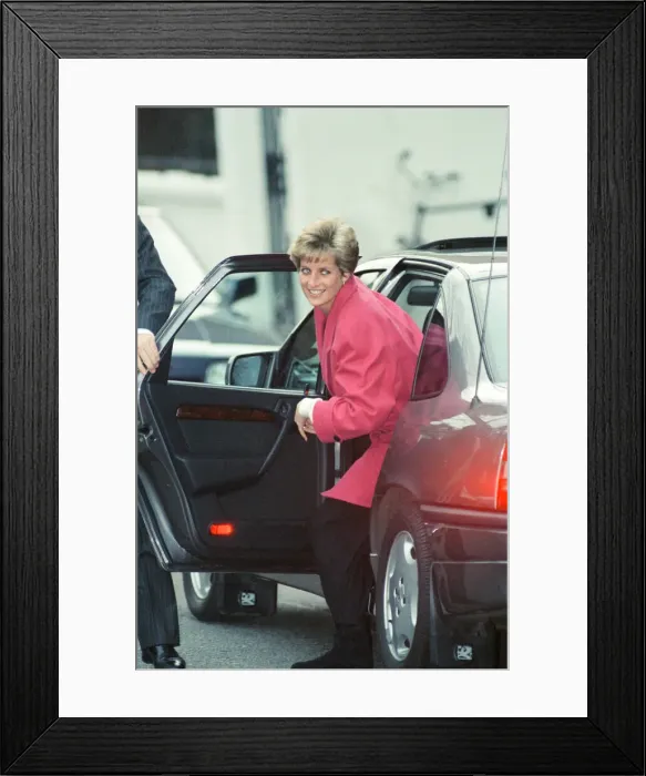 Framed Print : HRH The Princess of Wales, Princess Diana, pictured 11th December 1990 as she goes to see Framed Print : HRH The Princess of Wales, Princess Diana, pictured 11th December 1990 as she goes to see